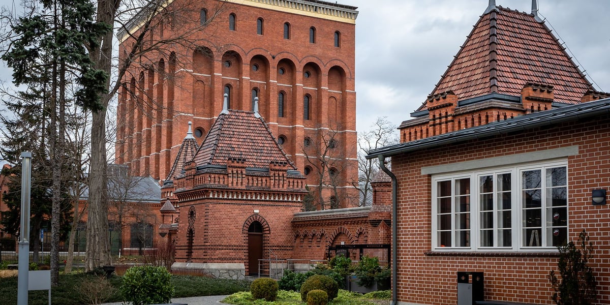 Na zdjęciu budynek Hydropolis. Sprawdź ceny biletów oraz atrakcje we wrocławskim muzeum wiedzy o wodzie!