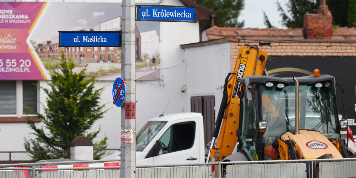 Skrzyżowanie Maślickiej i Królewickiej - widać tabliczki z nazwami ulic, na prawej części zdjęcia - żółta koparka