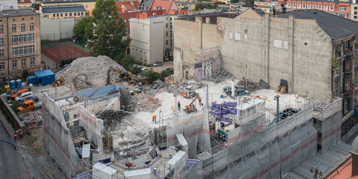 Plac budowy w centrum Wrocławia (zdjęcie ilustracyjne), widok z góry