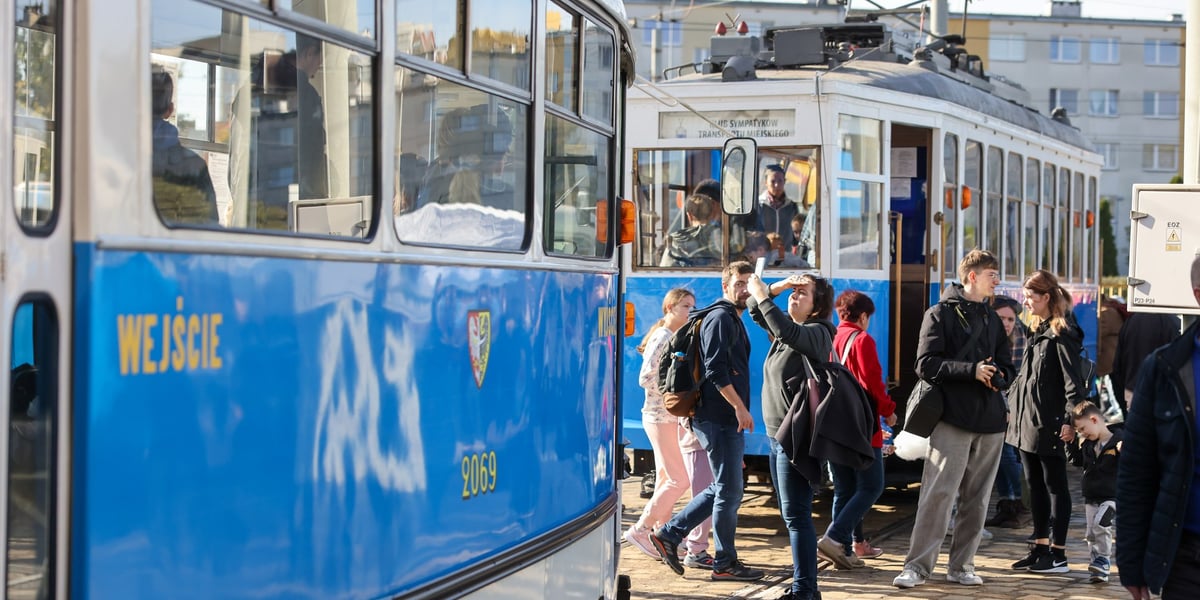 Stare niebieskie tramwaje i oglądające je osoby w zajezdni Popowice (19 października)