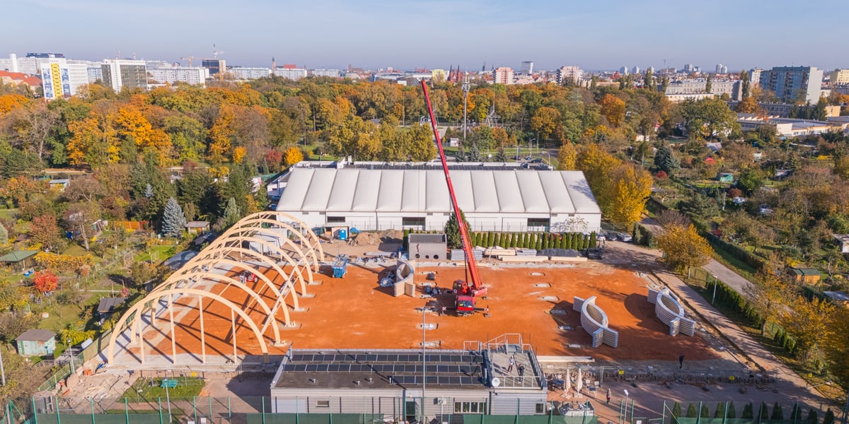 Tereny sportowe przy ul. Spiskiej z widoczną na zdjęciu konstrukcją pierwszej krytej hali tenisowej. 