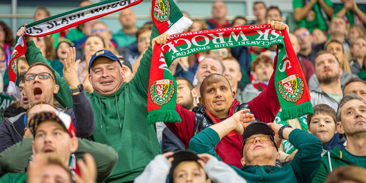 Kibice podczas meczu Śląsk - Raków na Tarczyński Arenie