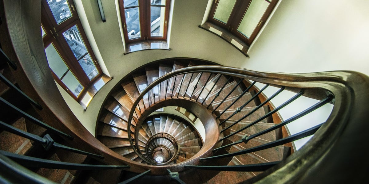 Praca, która wygrała konkurs na zdjęcie architektury Przedmieścia Świdnickiego i Przedmieścia Oławskiego. Widać na nim zabytkowe spiralne schody.