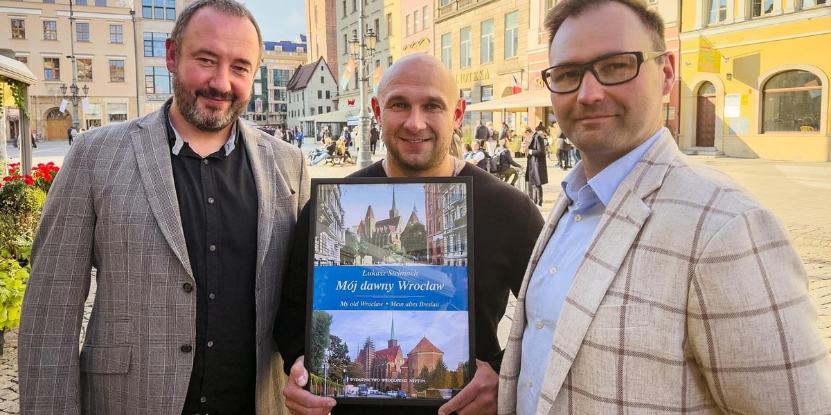 Trzech mężczyzn: w środku Łukasz Stelmach, po lewej stronie Mariusz Kotkowski, prawej Tomasz Sielicki współwłaściciele Wydawnictwa Wrocławski Neptun.