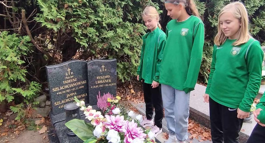 Trzy nastoletnie piłkarki Śląska nad grobami zasłużonych
