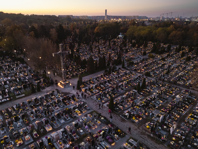 Cmentarz przy Bardziej, widok z góry, 1 listopada 2024