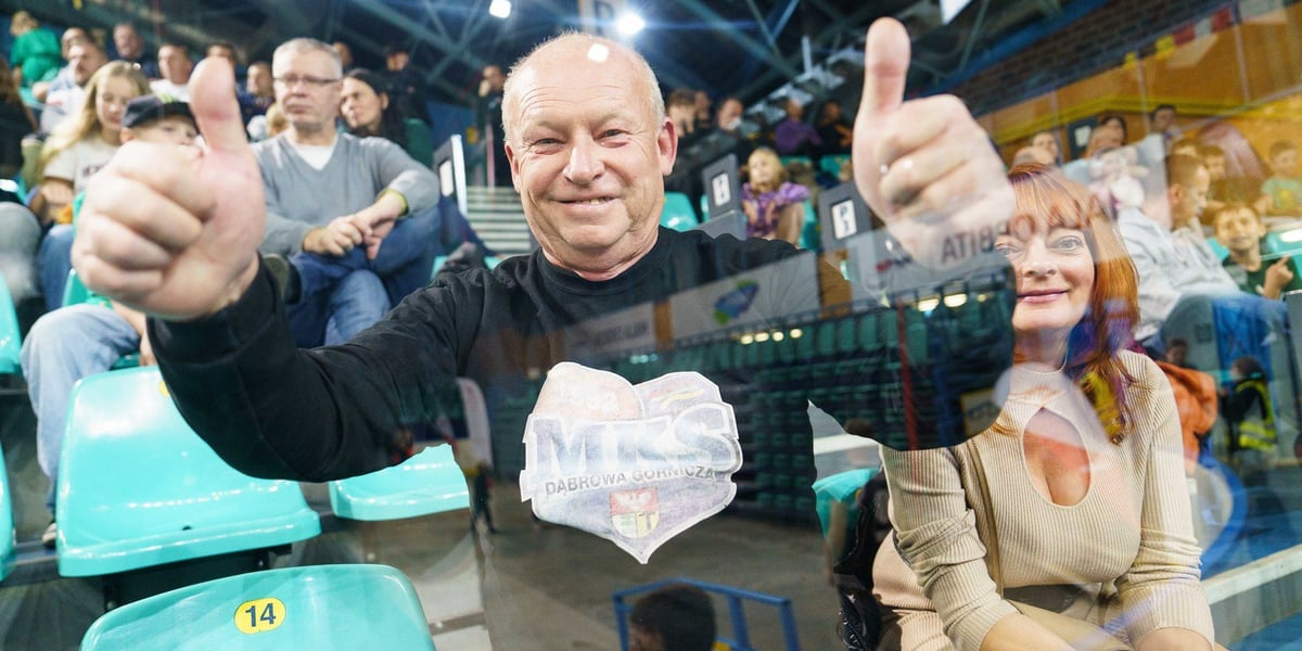 Mężczyzna pokazujący dwa kciuki na trybunie hali Orbita. 