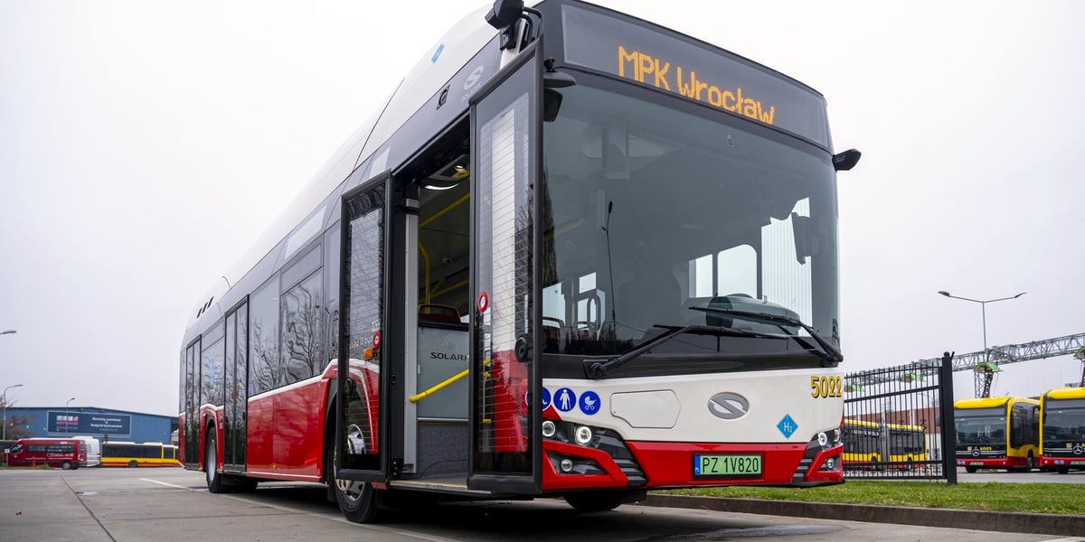 Solaris Urbino 12 hydrogen w zajezdni MPK Obornicka