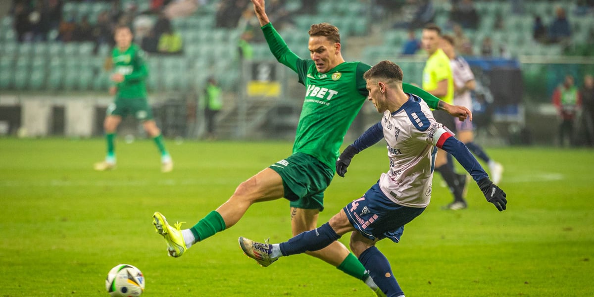 Mecz Śląsk Wrocław - Górnik Zabrze, 9 listopada 2024. Na zdjęciu dwóch piłkarzy walczy o piłkę