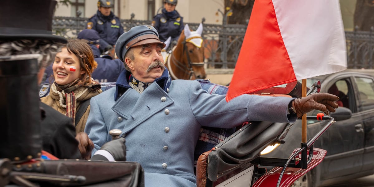 Radosna Parada Niepodległości. Wrocław, 11.11.2024. Na zdjęciu mężczyzna przebrany za Józefa Piłsudskiego