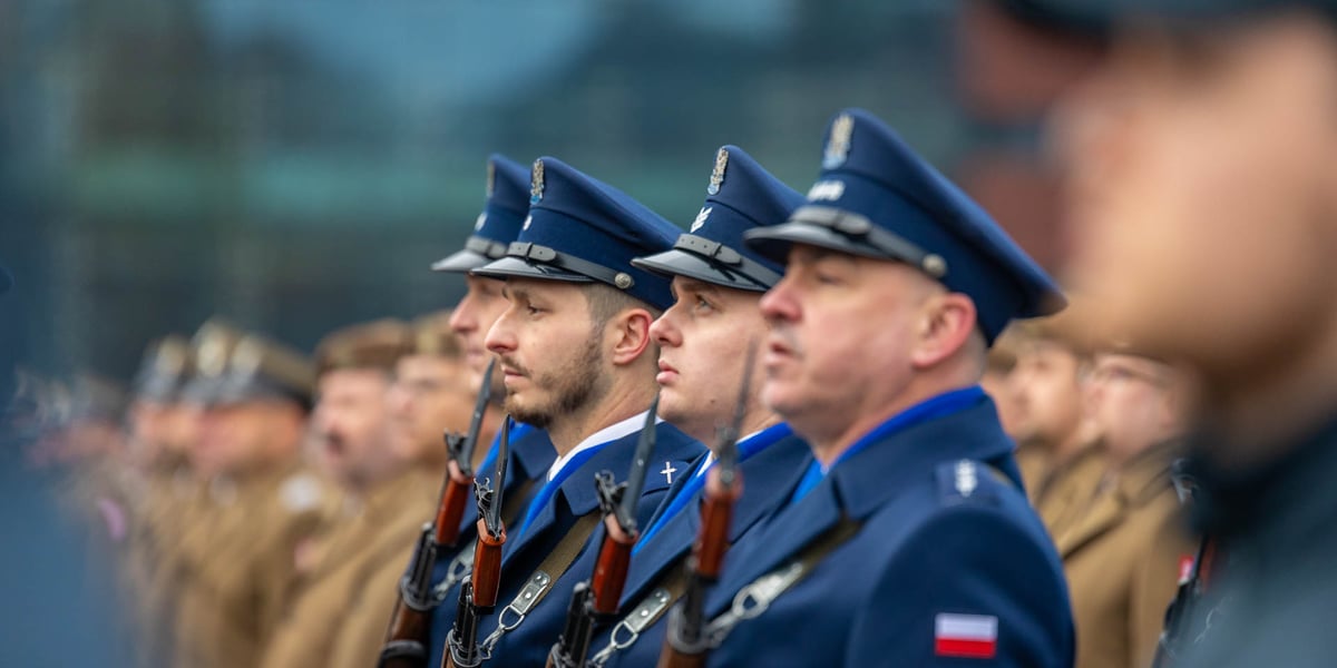 Uroczystości z okazji Narodowego Święta Niepodległości na pl. Wolności we Wrocławiu - 11.11.2024. Na zdjęciu uroczysty apel służb mundurowych