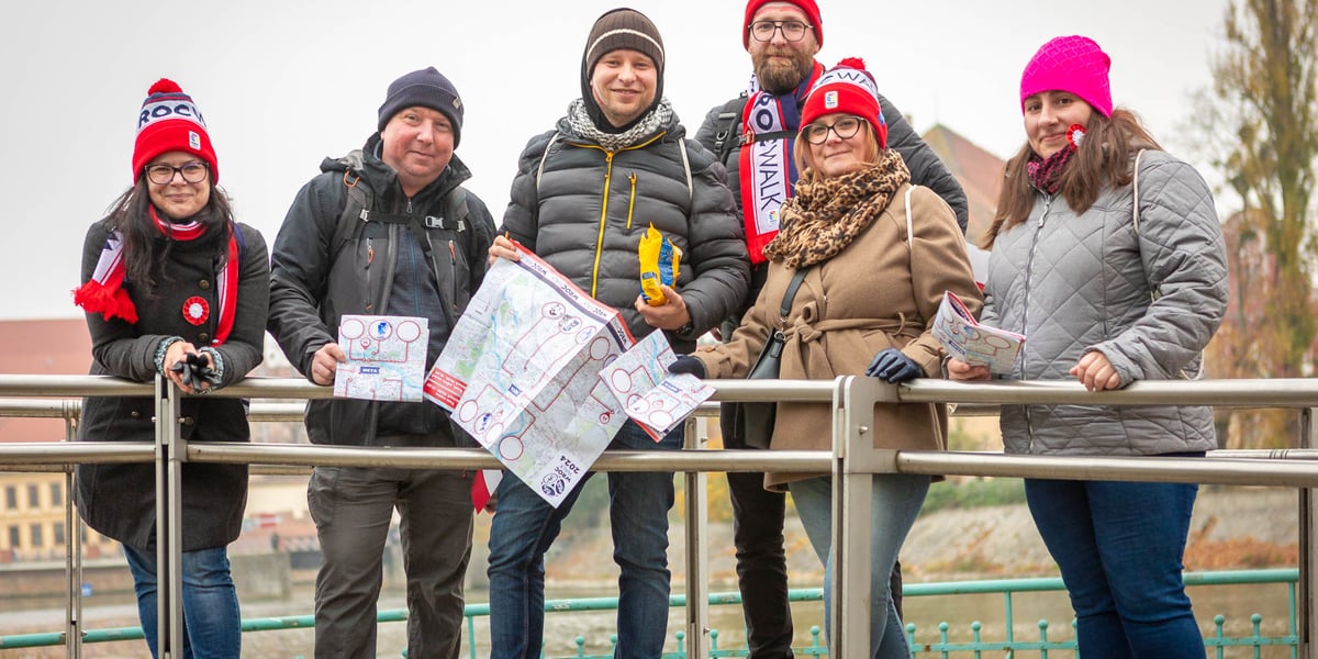 WrocWalk 2024. Wrocław, 11.11.2024. Na zdjęciu szóstka wrocławian opartych o barierkę na Wyspie Słodowej.