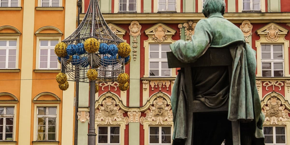Trwa montaż pierwszych świątecznych dekoracji. Wrocław, Rynek, 13.11.2024