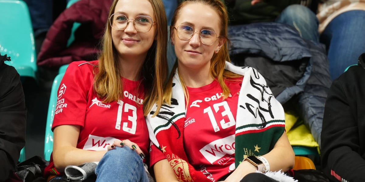 Kobiety dopingujące szczypiornistów w hali Orbita podczas meczu Śląska z Ostrovią (13 listopada)