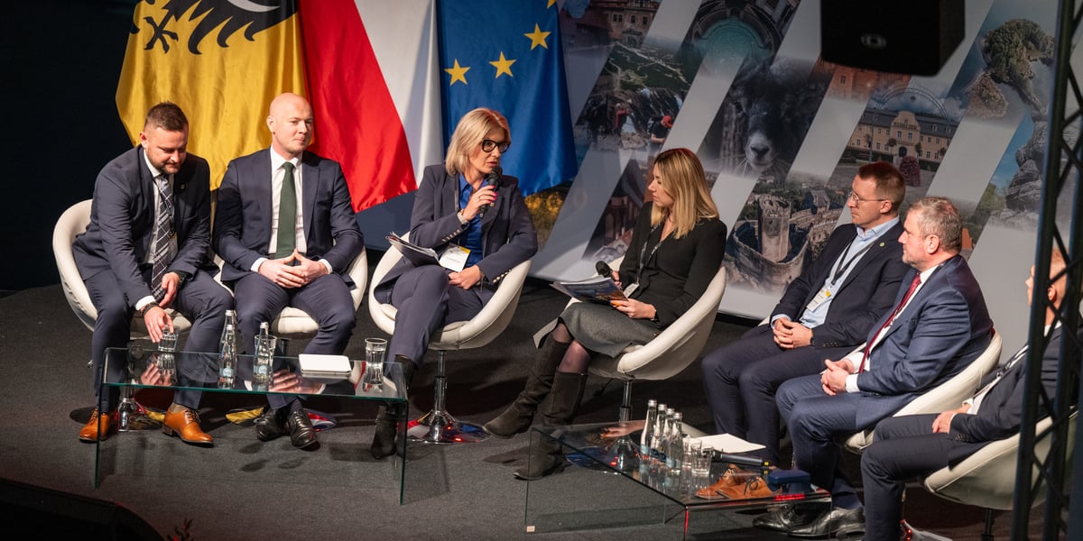 Paneliści podczas XI Dolnośląskiego Kongresu Samorządowego, który w tym roku odbył się pod hasłem Nowe Wyzwania – Dolny Śląsk infrastrukturalnym sercem Polski