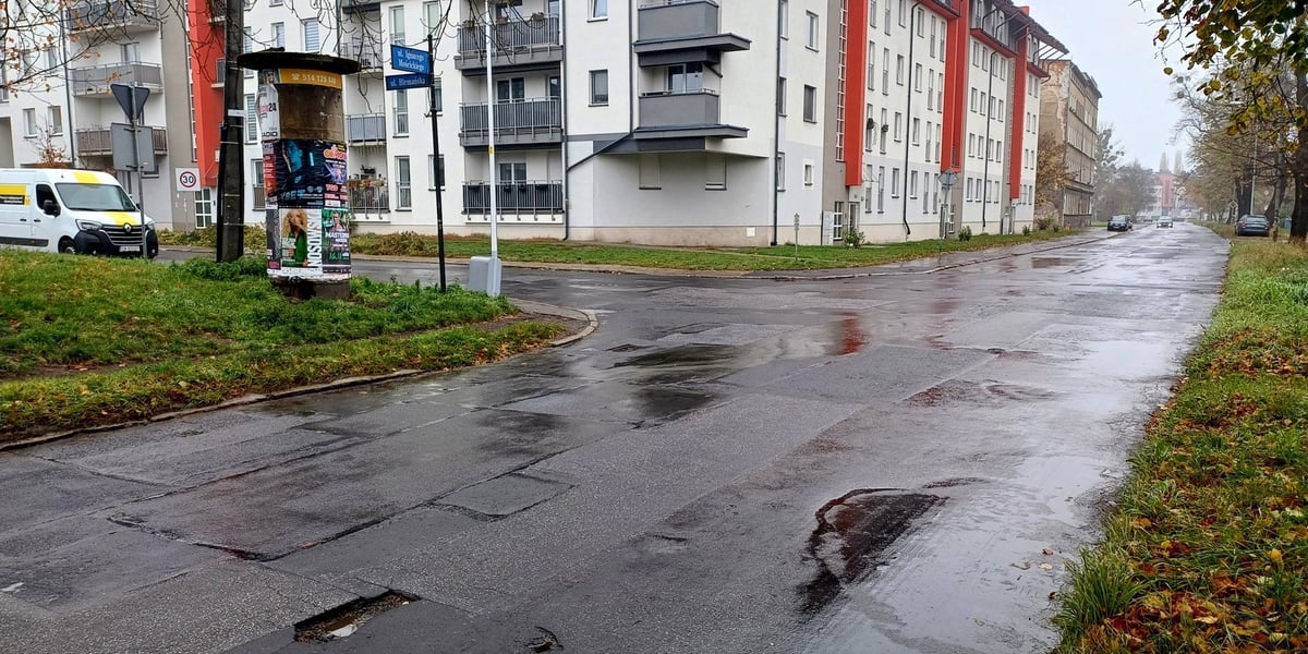 Zniszczona nawierzchnia ulicy Mościckiego do remontu, obok niej bloki