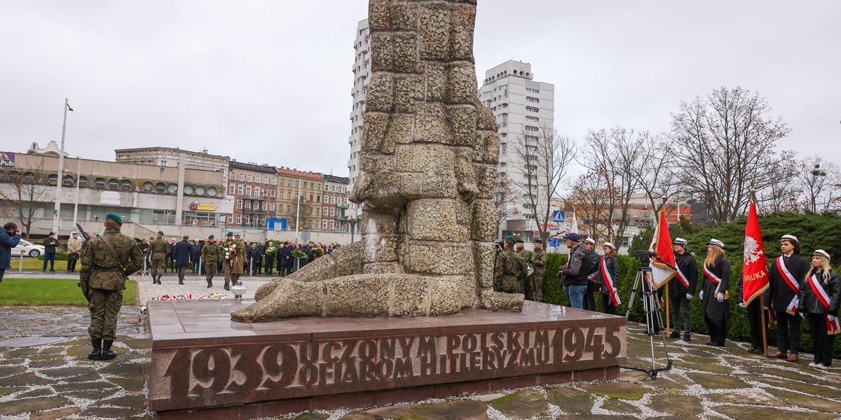 Uroczystość pod pomnikiem Martyrologii Profesorów Lwowskich
