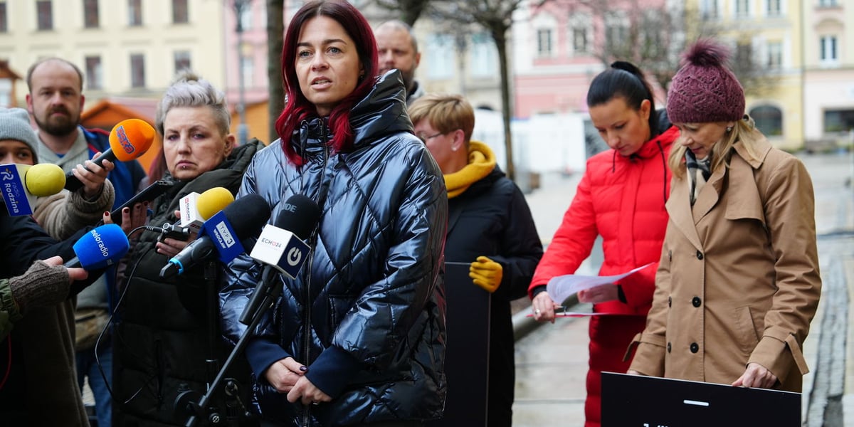 Kobiety i mężczyźni stoją grupie na Rynku we Wrocławiu, uczestnicy konferencji
