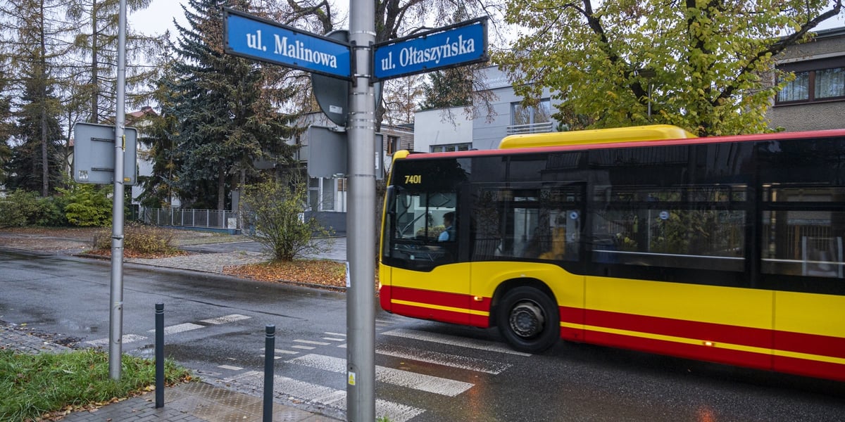 Autobus miejski przejeżdżający przez skrzyżowanie Ołtaszyńskiej z Malinową
