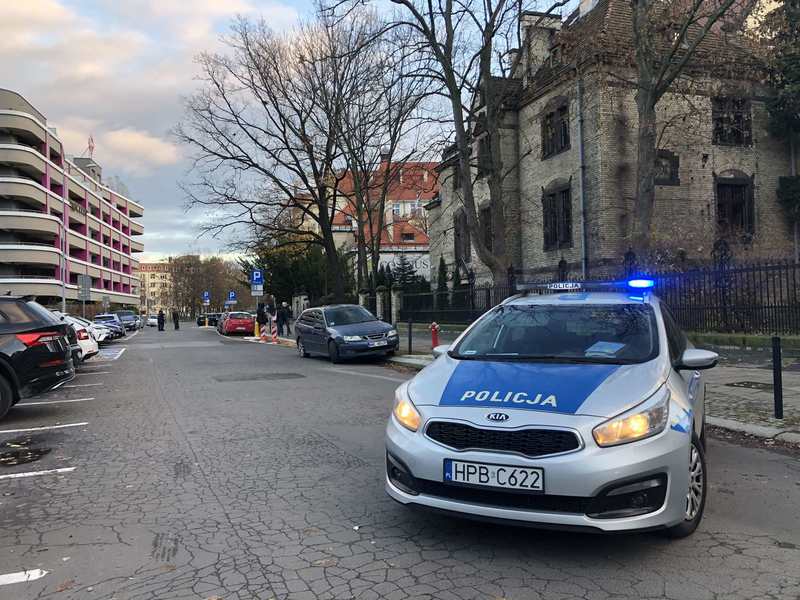 Radiowóz stojący przed szkołą zawodową przy ul. Dawida (20 listopada)