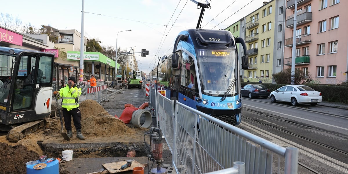 Budowa przystanku wiedeńskiego przy ul. Sienkiewicza. Na zdjęciu ekipa budowlana podczas pracy