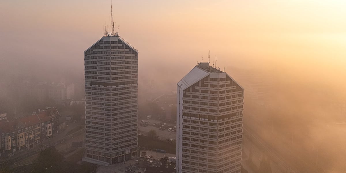 Akademiki Kredka (z prawej) i Ołówek we mgle, zdjęcie z drona