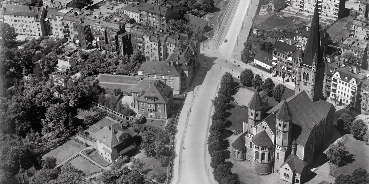 Zdjęcie lotnicze Wrocławia, lata 30. XX w. widać kościół św. Karola Boromeusza