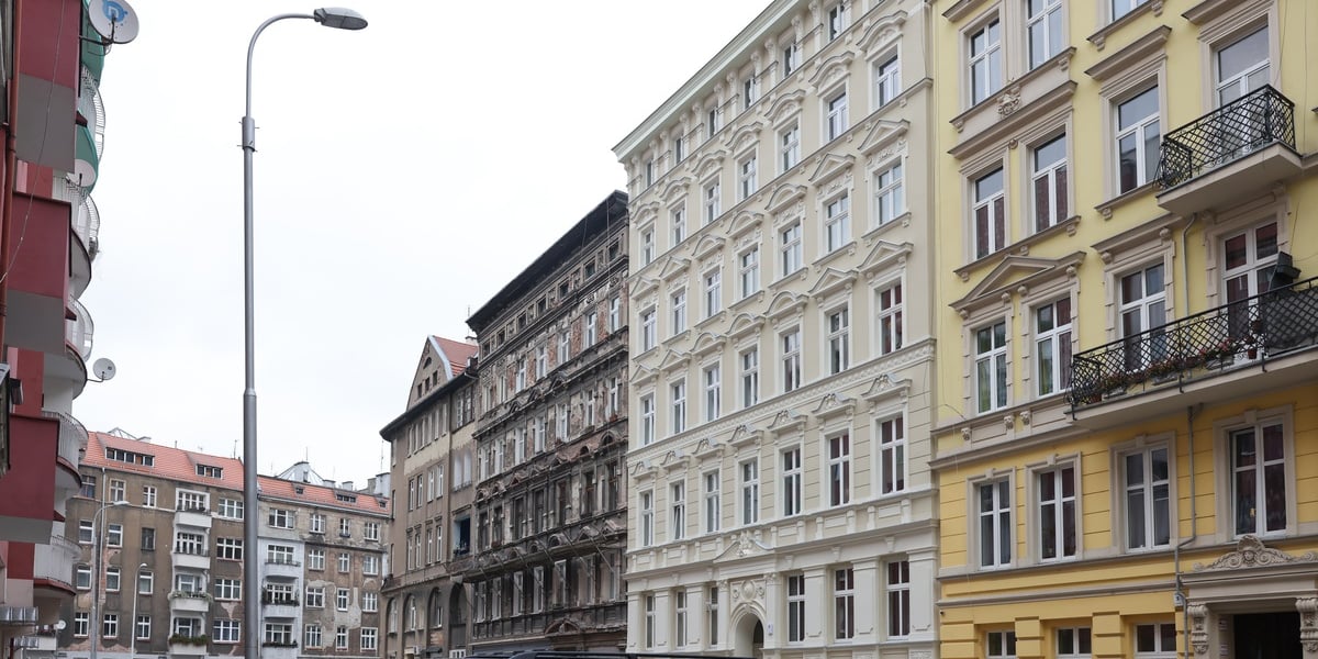 Nowo wyremontowana elewacja ul. Baryckiej 7 we Wrocławiu. Na zdjęciu widać ciąg dawnych kamienic