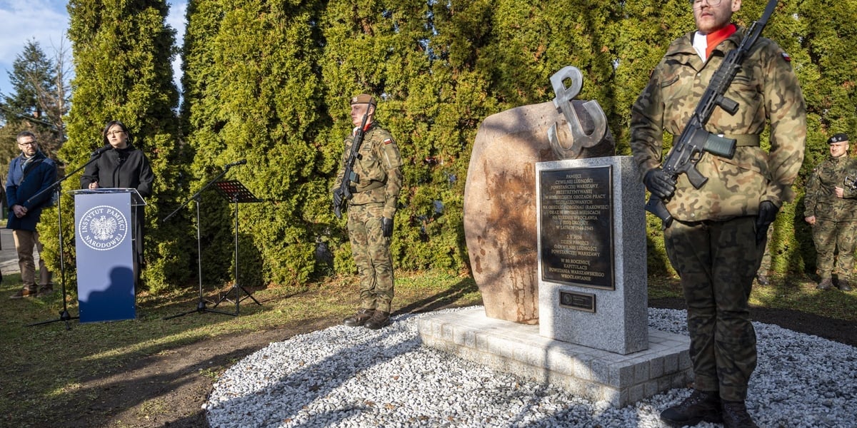 Odsłonięcie Pomnika Cywilnej Ludności Powstańczej Warszawy Deportowanej do Wojennego Wrocławia w Trakcie i Po Upadku Powstania Warszawskiego. Na zdjęciu kamienny obelisk oraz żołnierze na warcie przy pomniku