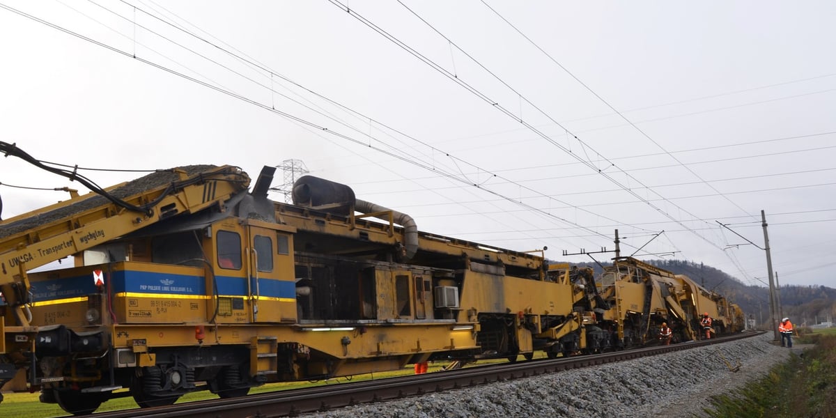 Kolejowy kombajn AHM 800 przy modernizacji trasy Wrocław - Międzylesie