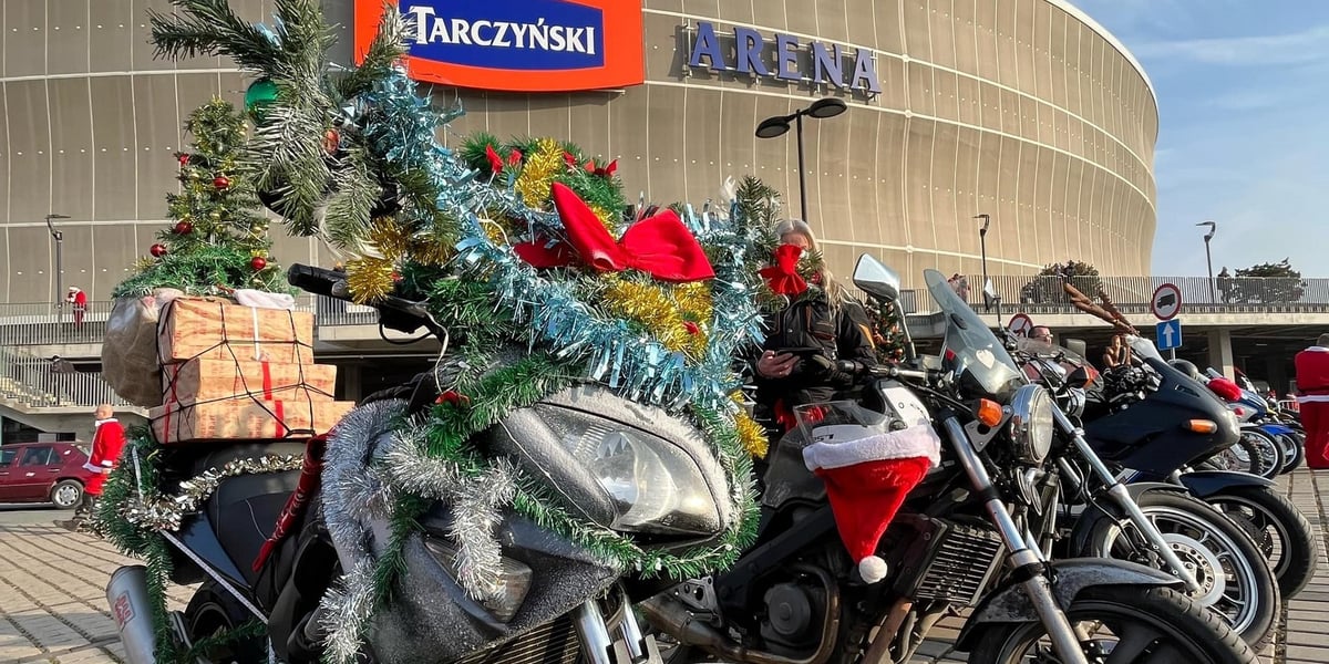 Motocykle, choinki, prezenty, w tle Tarczyński Arena Wrocław