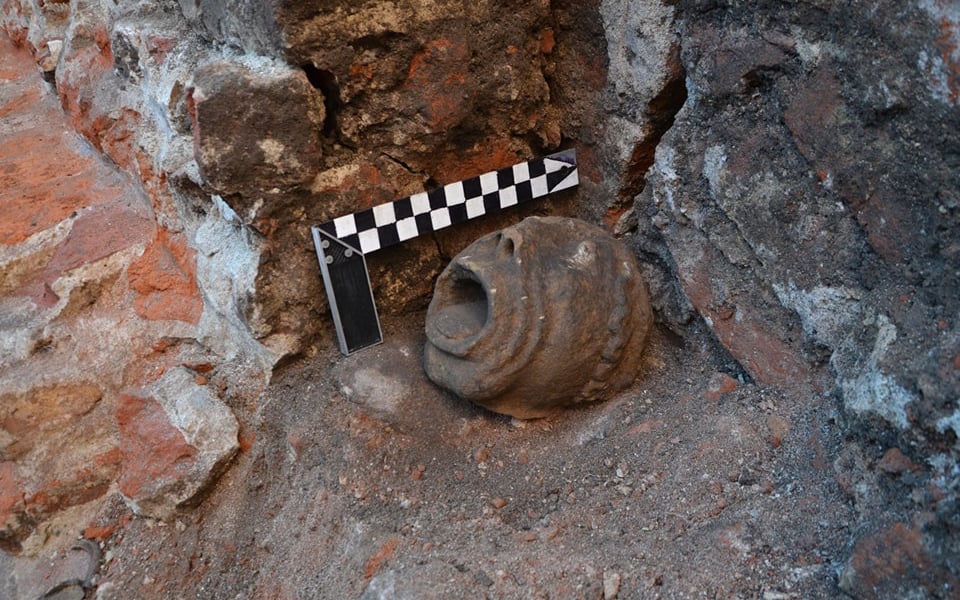 Kamienna głowa o funkcji wspornika, znaleziona podczas prac archeologicznych w pałacu Hatzfeldów.