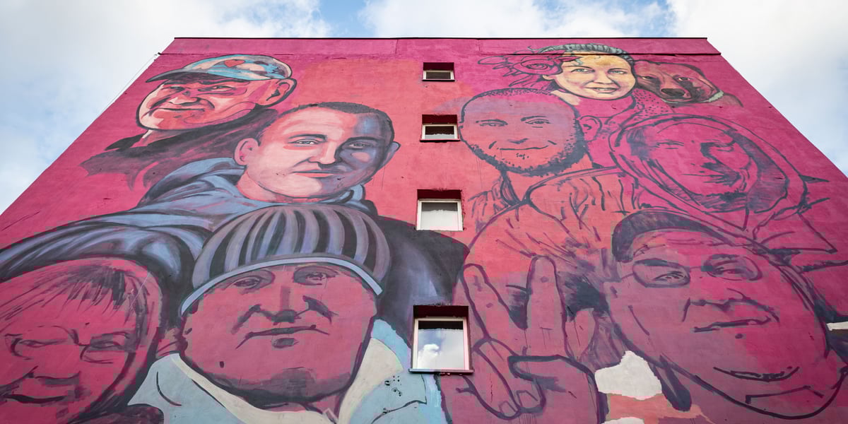 Portret mieszkańców brochowskiego domu socjalnego zdobi jego ścianę. Nowy mural nosi nazwę "Cztery Pory Bloku".