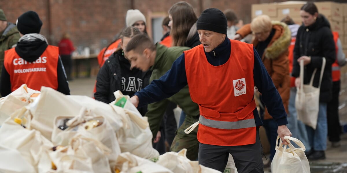 Pierwszy dzień pakowania Paczek Dobrych Relacji. Wrocław, 04.12.2024. Na pierwszym planie pan Robert z Caritas Archidiecezji Wrocławskiej