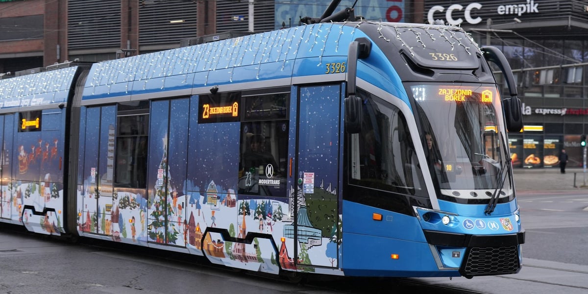 Świąteczny tramwaj MPK wyruszył na tory 6 grudnia, w mikołajki. Na zdjęciu na ul. bł Czesława.
