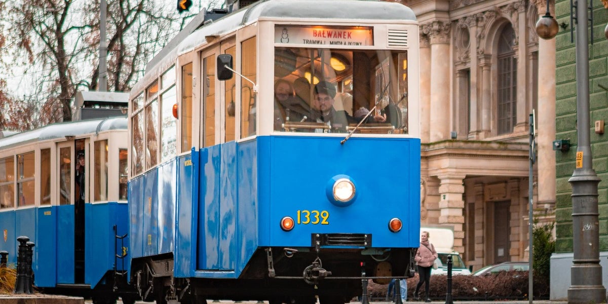 Mikołajki z zabytkowym Konstalem. Wrocław, 07.12.2024. Na zdjęciu zabytkowy tramwaj na przystanku przy Operze
