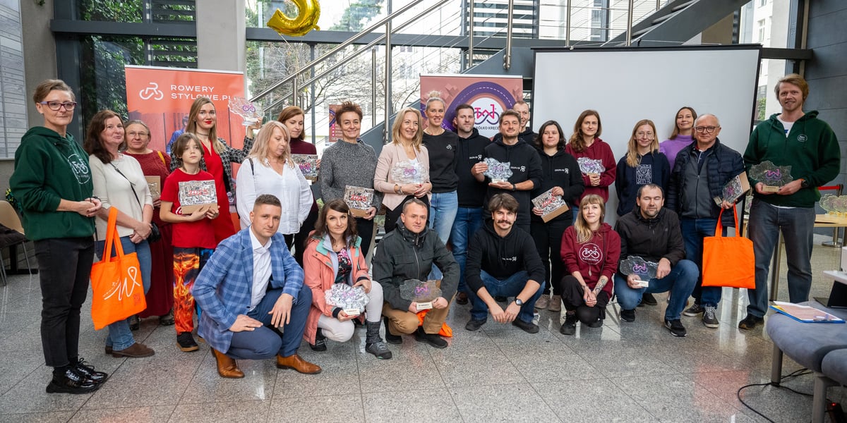Uczestnicy konferencji prasowej podsumowującej 5. edycję akcji W Kółko Kręcę we Wrocławiu. Zwycięzcy otrzymali statuetki i rowery.