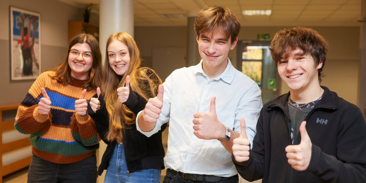 Uczniowie XII LO po próbnej maturze z języka polskiego, poziom podstawowy