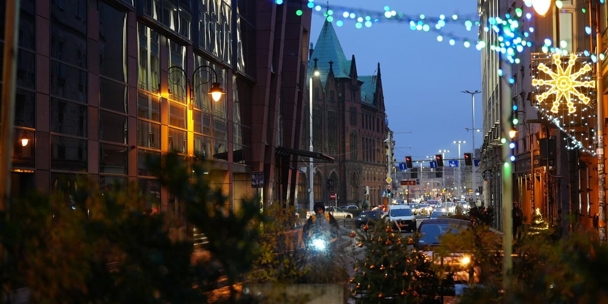 Budynki i świąteczne iluminacje na ulicy św. Antoniego na Starym Mieście we Wrocławiu