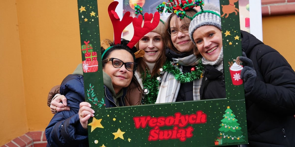 Uczestniczki spotkania w Leśnicy. Cztery kobiety trzymają ramkę z napisem Wesołych Świąt. 