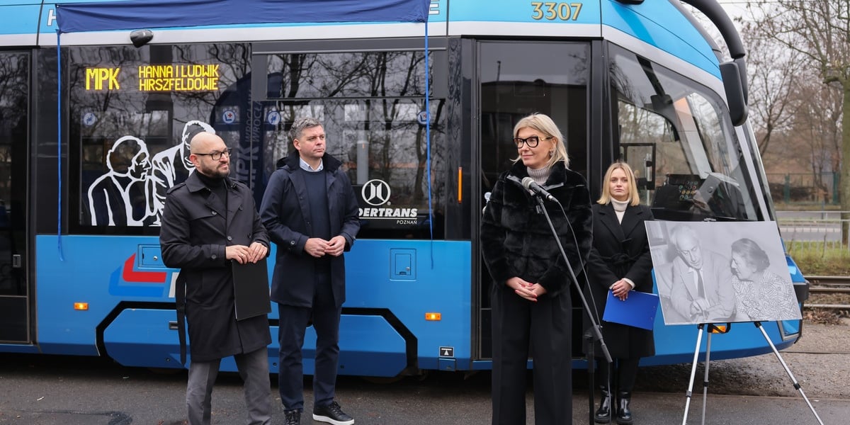 Nadanie imienia Hanny i Ludwika Hirszfeldów wrocławskiemu tramwajowi. Na zdjęciu: Renata Granowska, wiceprezydent Wrocławia, przemawia podczas uroczystości