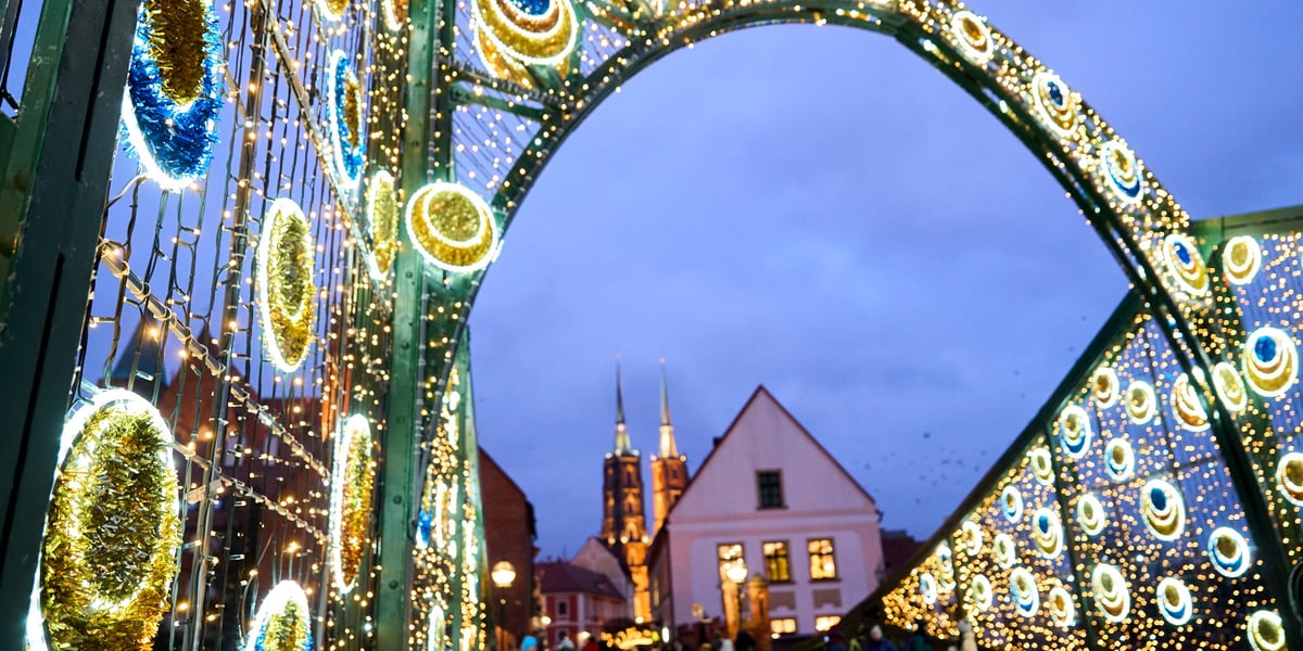 Świąteczne iluminacje na moście Tumskim