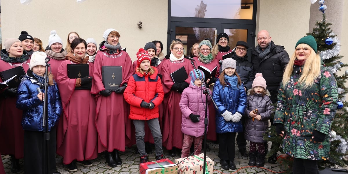 Na zdjęciu Chór Osiedlowy Vocallinea z prezydentem Wrocławia Jackiem Sutrykiem