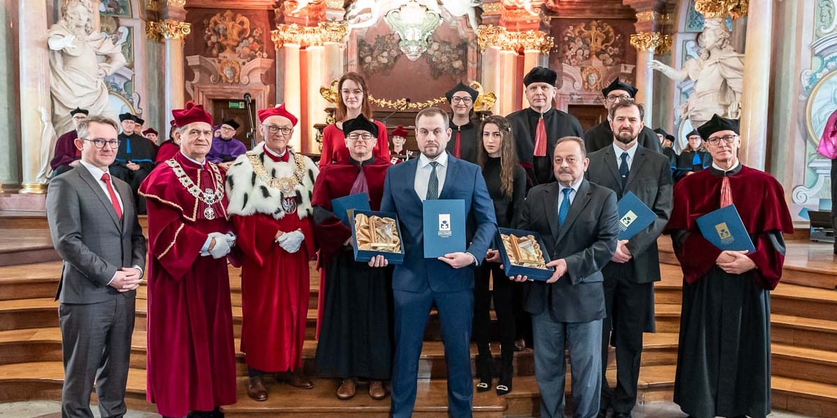 Uroczystość Święta Uniwersytetu Medycznego we Wrocławiu. Na zdjęciu osoby w togach akademickich