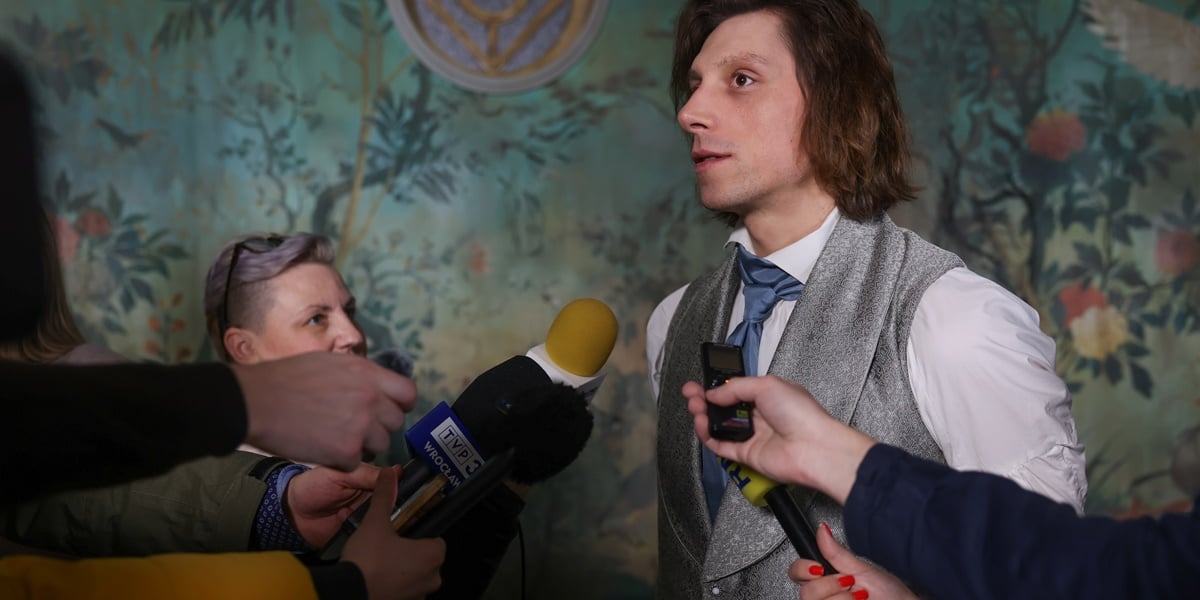 Eryk Kulm, aktor, wystąpi w roli tytułowej w filmie "Chopin, Chopin!", do którego zdjęcia powstają we Wrocławiu. Na zdjęciu młody mężczyzna w eleganckim ubraniu