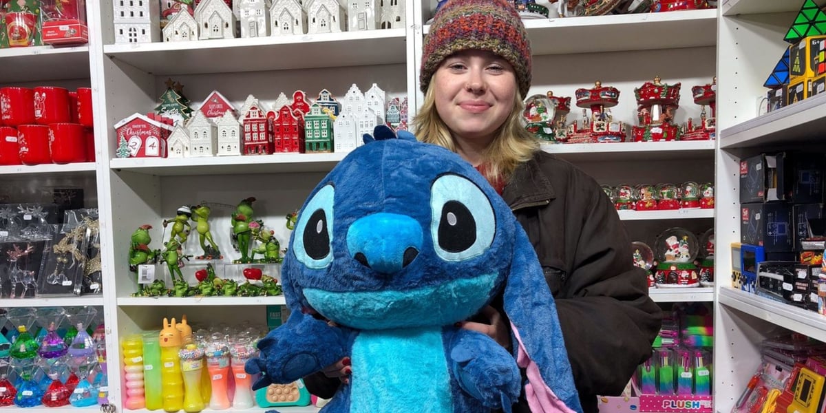 Kobieta z wielką pluszową maskotką - Stich z bajki „Lilo i Stich”