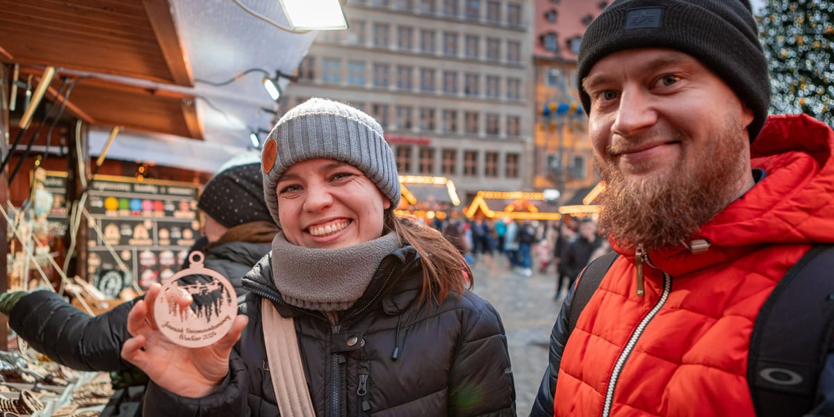 Uśmiechnięta para podczas zakupów na jarmarku