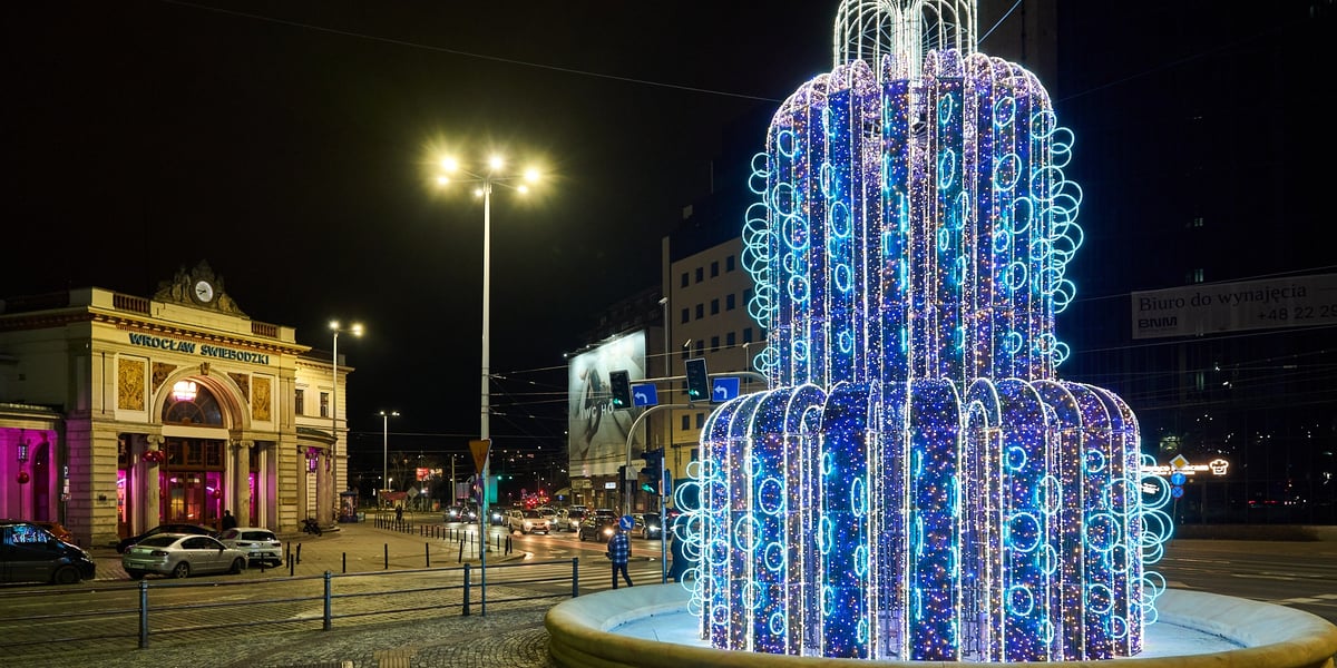 Świąteczne iluminacje we Wrocławiu. Fontanna na pl. Orląt Lwowskich.