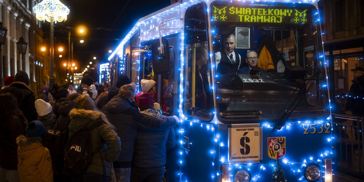 Światełkowy Tramwaj, z lewej tłum wsiadających pasażerów.