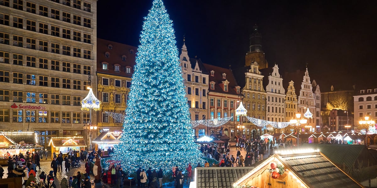 Tłum ludzi na wrocławskim Rynku, choinka i stoiska na Jarmarku Bożonarodzeniowym